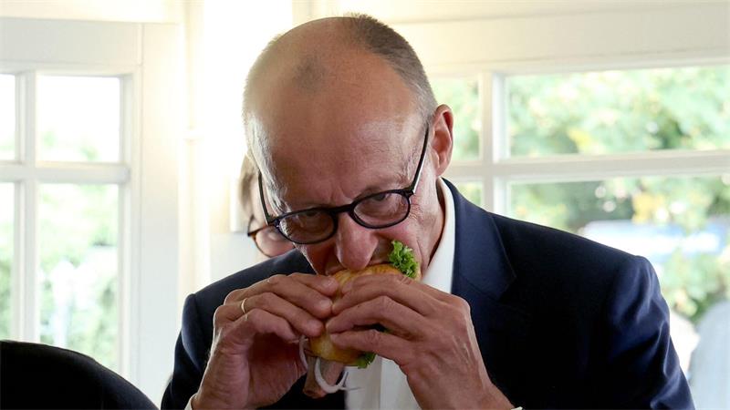 Das Fischbrötchen ließ sich der Kanzler schmecken.