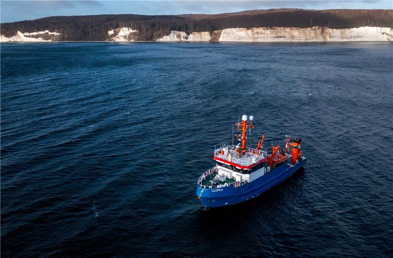 Forscher schauen Heringsgebiet vor LNG-Standort genauer an Das Fischereiforschungsschiffs Clupea ist auf der Ostsee vor der Insel Rügen unterwegs (Aufnahme mit Drohne).