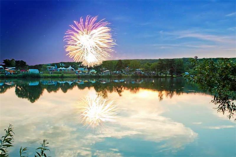 Das Flair des beleuchteten Ufers am Abend hielt die Goslar Marketing Gesellschaft im Bild fest. Auch diese Jahr wird es wieder beleuchtete Wasserspiele, eine Feuershow und ein Feuerwerk am Vienenburger See geben. Foto: GMG