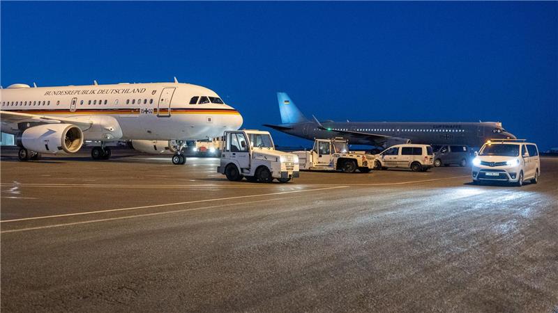 Das Flugzeug (hinten) von Außenminister Wadephul (CDU) steht neben dem Airbus A319 von Bundesfinanzminister Klingbeil (SPD).