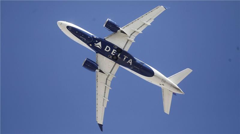 Flugzeug kehrt wegen Maden im Gepäckfach um Das Flugzeug ist zurückgekehrt und zur Reinigung außer Betrieb genommen worden. (Symbolbild)