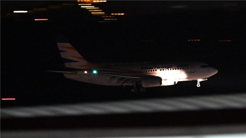 Das Flugzeug landete am späten Abend am Flughafen Halle/Leipzig. Die Reise hatte für die Afghaninnen und Afghanen am Vormittag in der pakistanischen Hauptstadt Islamabad begonnen. 