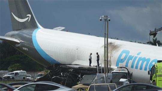 Das Flugzeug schoss über die Landebahn hinaus. 