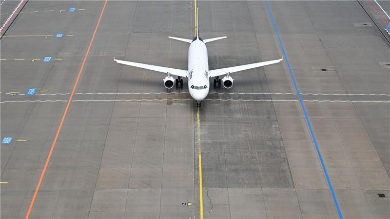 Das Flugzeug stand mehr als eine Stunde nach dem ursprünglich geplanten Abflug noch auf dem Vorfeld des Flughafens. (Symbolbild)