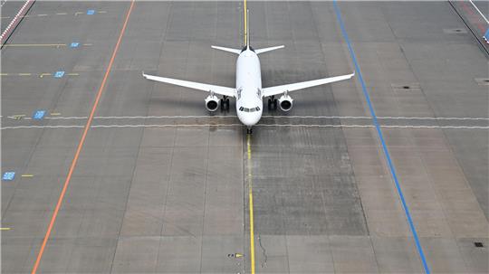 Das Flugzeug stand mehr als eine Stunde nach dem ursprünglich geplanten Abflug noch auf dem Vorfeld des Flughafens. (Symbolbild)