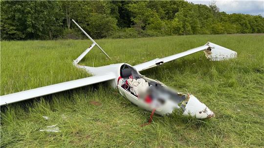 Das Flugzeug wurde bei dem Absturz stark beschädigt.