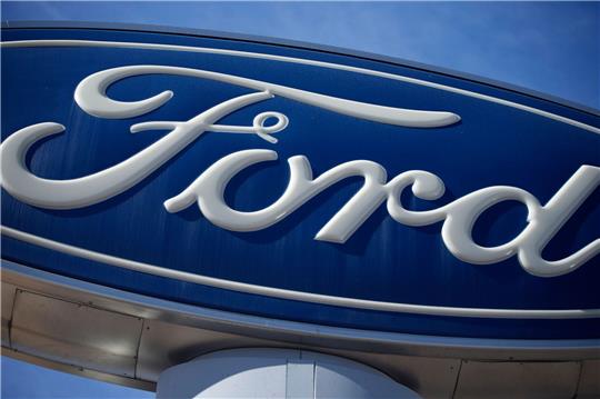 Das Ford-Firmenlogo auf einem Schild.