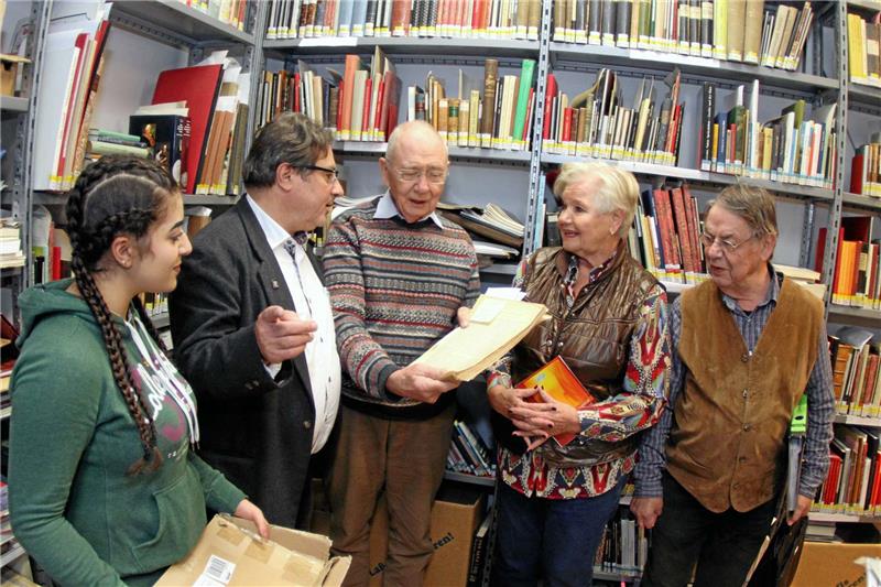 Das Forscherteam: Alfred Breustedt, Hüter der Harz-Bibliothek, Mathilde Kleiber, Chefin des Geschichtsvereins, Archivar Hans Hermann Wedekind, Büchereileiter Detlev Lisson und Praktikantin Kiana Alizadegan.  Archivfotos: Schlegel