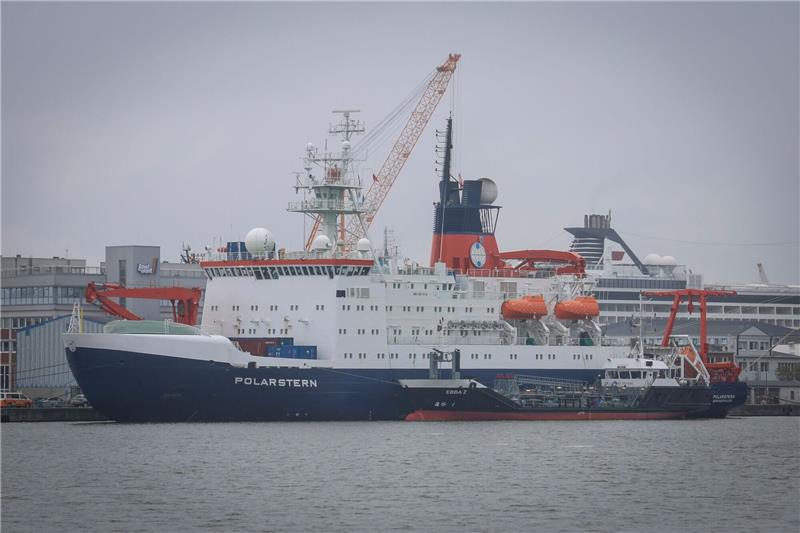 Das Forschungsschiff Polarstern des Alfred-Wegener-Instituts für Polar- und Meeresforschung liegt am Gelände der Lloyd Werft hinter dem Bunkerschiff Ebba 2 im Kaiserhafen Drei in Bremerhaven.