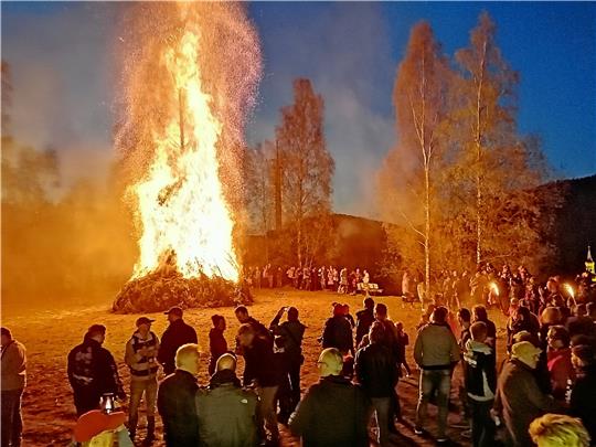 Das Foto aus dem Jahr 2019 zeigt das bisher letzte Osterfeuer, das in Lautenthal am Kranichsberg entzündet worden ist. Seither fiel die auch bei Touristen beliebte Großveranstaltung zweimal aufgrund von Coronaauflagen aus. Archivfoto: Hohaus
