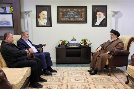 Das Foto, das vom Medienbüro der Hisbollah veröffentlicht wurde, zeigt Hisbollah-Chef Hassan Nasrallah (r-l) bei einem Treffen mit  Siad Nachali, PIJ-Anführer in den Palästinensergebieten und dem Hamas-Vizechef Salih al-Aruri.