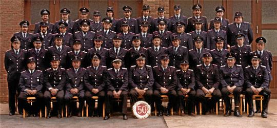 Feuerwehrmänner stellen sich für ein Gruppenbild auf.