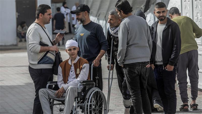 Das Foto zeigt Ahmed auf dem Gelände des Krankenhauses des Roten Halbmondes im Gazastreifen im Februar 2026. Lange habe er sich um die Evakuierung seines Sohnes bemüht. Es sei eine sehr schwierige Zeit gewesen, sagt Ahmeds Vater.