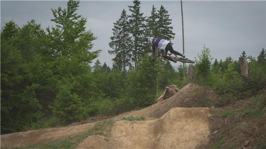 Das Foto zeigt Nils Klasen auf der neu eröffneten Strecke im Racepark Schulenberg.