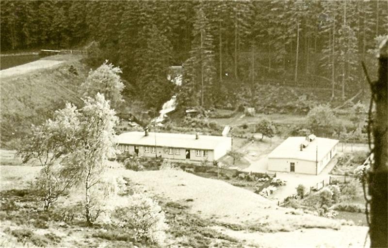 Zeitzeugen-Berichte und der Fall Konrad Rinkowski Das Foto zeigt das Barackenlager im Wintertal unterhalb des Herzberger Teiches in der Nachkriegszeit, zirka 1946 /47. Rechts ist die Waschbaracke, links eine Baracke für die Ex-Zwangsarbeiter aus Westeuropa zu sehen. Die Unterkünfte wurden noch bis weit in die 1950er Jahre benötigt. Foto: Sammlung des Weltkulturerbes Rammelsberg