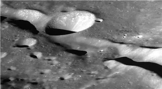 Das Foto zeigt den Krater Vallis Schrödinger,  das Südkoreas erster Mondsonde Danuri mit seiner hochauflösenden Kamera aufgenommen hat.