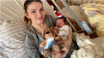 Das Foto zeigt die 25 Jahre alte Mutter Marina Rusta, wie sie ihr Weihnachtsbaby Konstantinos im Arm hält.