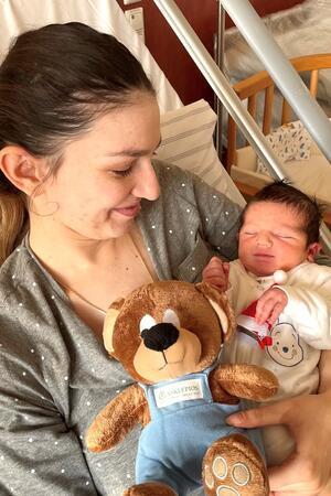 Das Foto zeigt die 25 Jahre alte Mutter Marina Rusta, wie sie ihr Weihnachtsbaby Konstantinos im Arm hält.