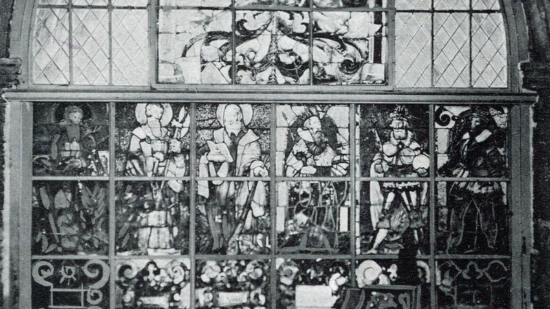 Das Foto zeigt ein altes Fenster in der Domvorhalle.