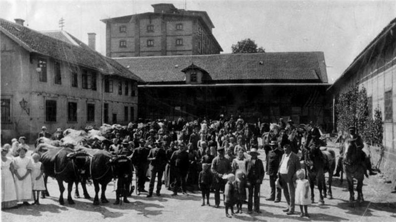 Das Foto zeigt eine Versammlung auf dem Betriebshof zu Beginn des 20. Jahrhunderts. In der Hochsaison arbeiteten über 450 Menschen in der Schladener Saatzuchtanstalt.