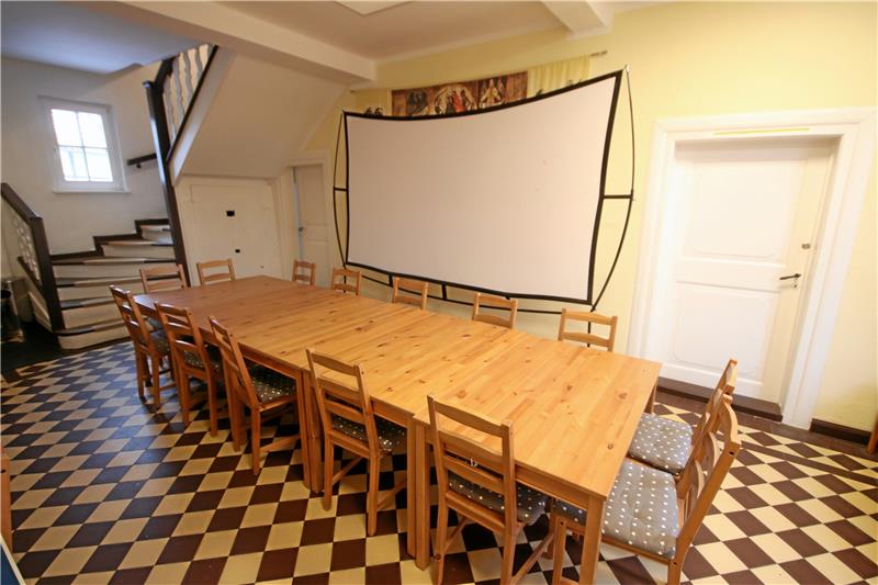 Alt Wallmoden: Gemeinde haucht Pfarrhaus neues Leben ein Das Foyer des Untergeschosses wird seit einiger Zeit als Veranstaltungssaal genutzt, beim Umbau bauten die Alt Wallmodener auch moderne Technik ein. Foto: Gereke