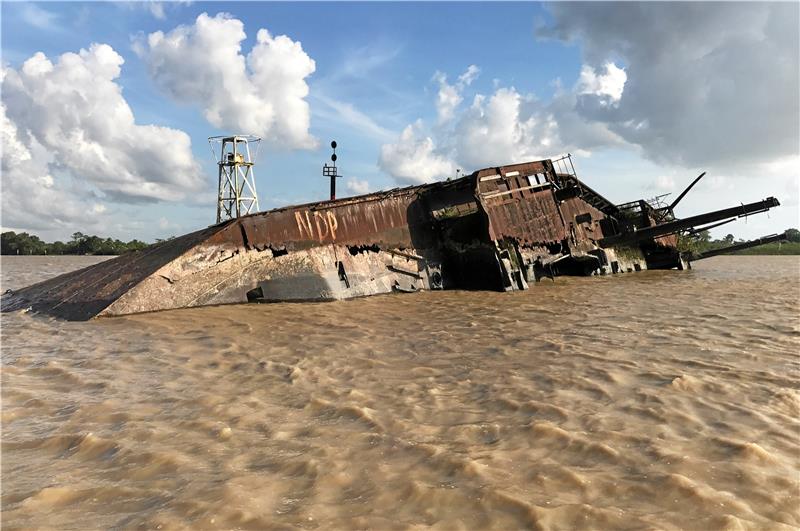 Das geheimnisvolle Gemälde an Bord der „Goslar“ Das Frachtschiff „Goslar“ wurde von seiner Mannschaft während des Zweiten Weltkriegs vor Paramaribo versenkt. Geheimnisse birgt es noch immer. Foto: Georg Isma/dpa