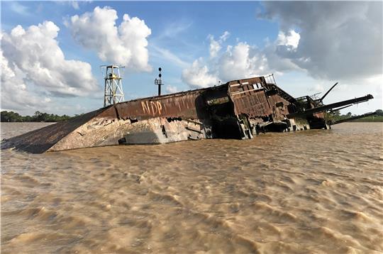 Das Frachtschiff „Goslar“ wurde von seiner Mannschaft während des Zweiten Weltkriegs vor Paramaribo versenkt. Geheimnisse birgt es noch immer.  Foto: Georg Isma/dpa