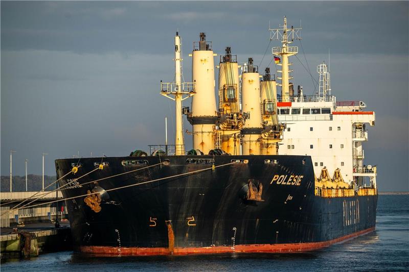 Keine Hoffnung für vermisste Seeleute Das Frachtschiff «Polesie» in Cuxhaven.
