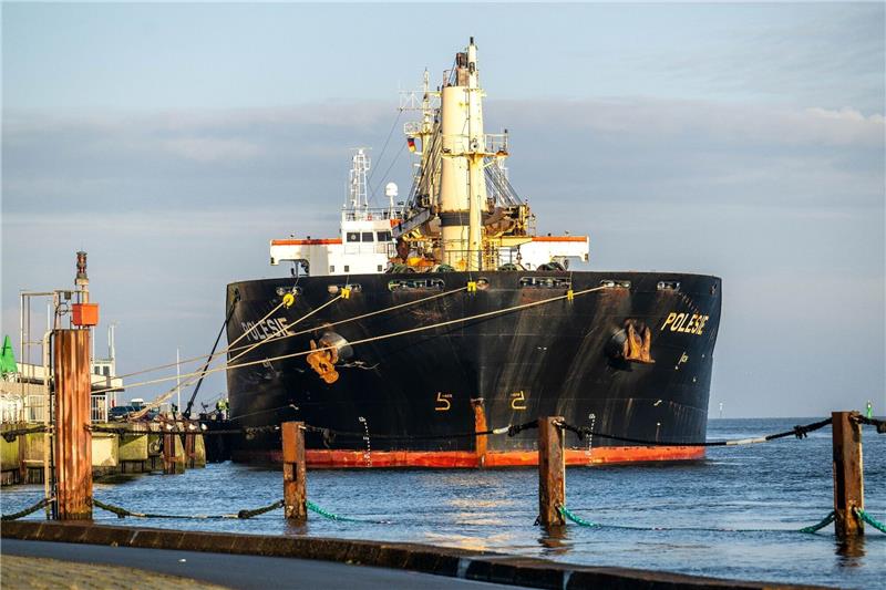 Ermittler suchen nach Ursache für Frachter-Unfall Das Frachtschiff "Polesie" liegt im Hafen.