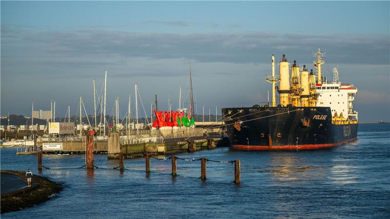 Bundesstelle ermittelt nach Frachter-Kollision Das Frachtschiff "Polesie" liegt im Hafen.