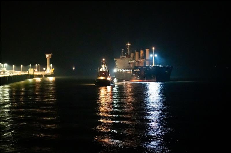 Keine Hoffnung für vermisste Seeleute Das Frachtschiff «Polesie» wird in der Nacht von zwei Schleppern an den Kai der Seebäderbrücke gezogen.