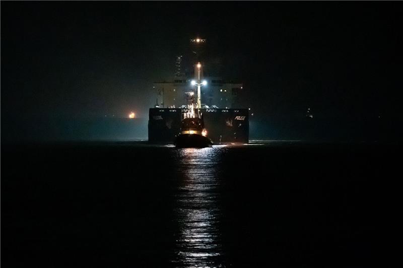 Wind und Wellen erschweren Sicherungsarbeiten an Wrack Das Frachtschiff «Polesie» wird von zwei Schleppern nach Cuxhaven geleitet.