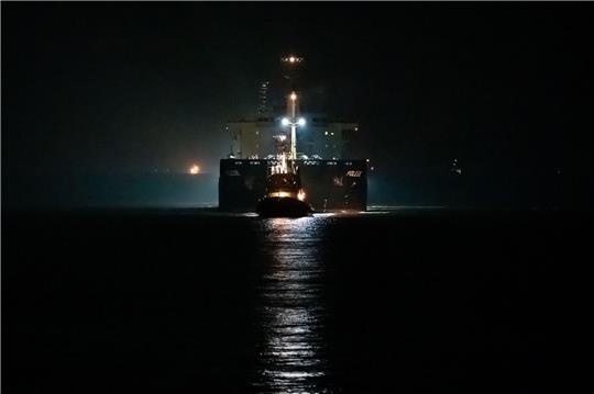 Das Frachtschiff «Polesie» wird von zwei Schleppern nach Cuxhaven geleitet.