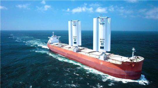 Das Frachtschiff «Pyxis Ocean» wurde mit  zwei Segeln nachgerüstet.