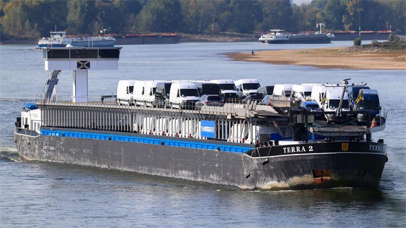 Das Frachtschiff kommt auf dem Rhein gut voran, hier ein Foto vom Duisburger Rheinufer aus.