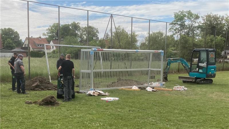 Das Freizeitangebot auf dem Hornburger Siebertpark wächst. Neue Fußballtore ersetzen die alten Pfosten und Latten.