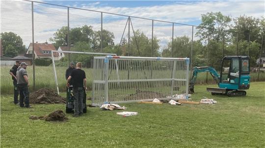 Das Freizeitangebot auf dem Hornburger Siebertpark wächst. Neue Fußballtore ersetzen die alten Pfosten und Latten.