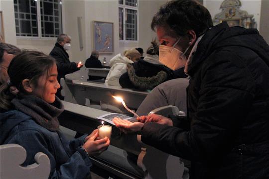 Das Friedenslicht aus Bethlehem wird traditionell am 3. Adventssonntag in den Kirchen ausgesendet.