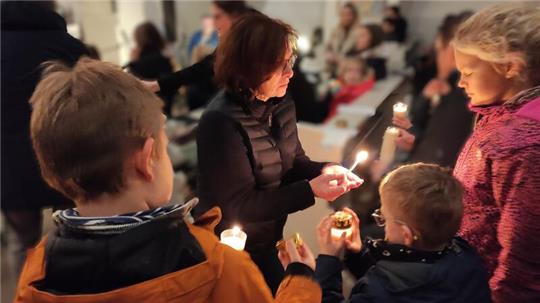 Das Friedenslicht wird in Liebenburg unter anderen von Martina Winner weitergereicht.