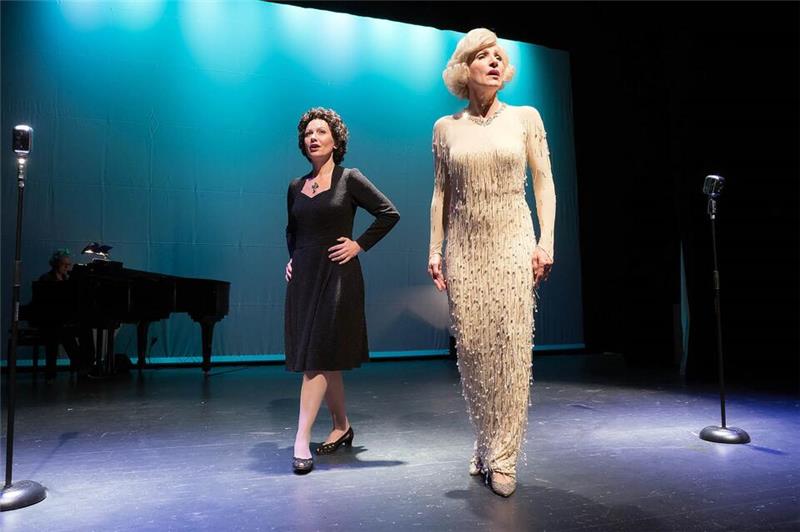 Das Fritz-Rémond-Theater bringt in „Spatz und Engel“ mit Heleen Joor und Susanne Rader die Geschichten zweier sehr unterschiedlicher Stars auf die Bühne.