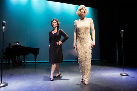 Das Fritz-Rémond-Theater bringt in „Spatz und Engel“ mit Heleen Joor und Susanne Rader die Geschichten zweier sehr unterschiedlicher Stars auf die Bühne.