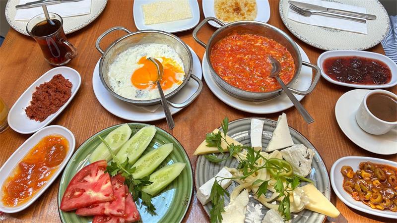 So frühstückt die Welt – ganz ohne Ernährungs-Hypes Das Frühstück aus der osttürkischen Provinz Van ist landesweit bekannt.
