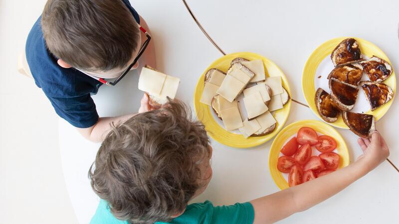 Dürfen Bad Harzburger Kinder nur noch muslimische Speisen essen? Das Frühstück in einer Kita ist eigentlich eine nette und leckere Sache, wie auf diesem Symbolbild. In der Kita Hasenwinkel jedoch eskaliert ein Streit und mutiert zur Hetzkampagne gegen die Stadt.