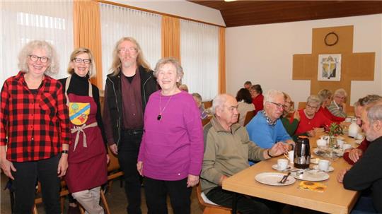 Das Frühstücks-Team inmitten seiner Gäste: (v.l.) Marlise Fricke, Karin Meyer, Pfarrer Peter Wieboldt und Silvia Bestian.