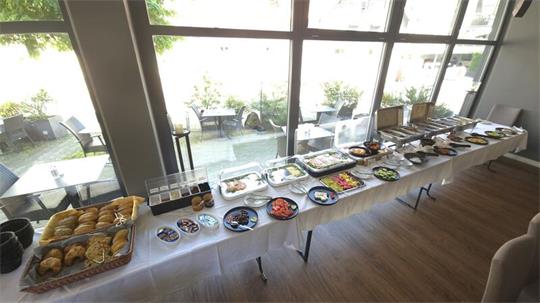Das Frühstücksbuffet wird zum Brunch erweitert.