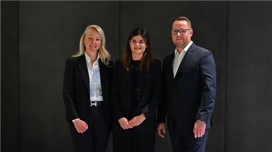 Das Führungstrio des neu gegründeten Ligaverbandes für die Fußball-Bundesliga der Frauen.