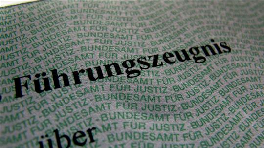 Das Führungszeugnis auf Papier soll weiter verfügbar sein. (Symbolbild)