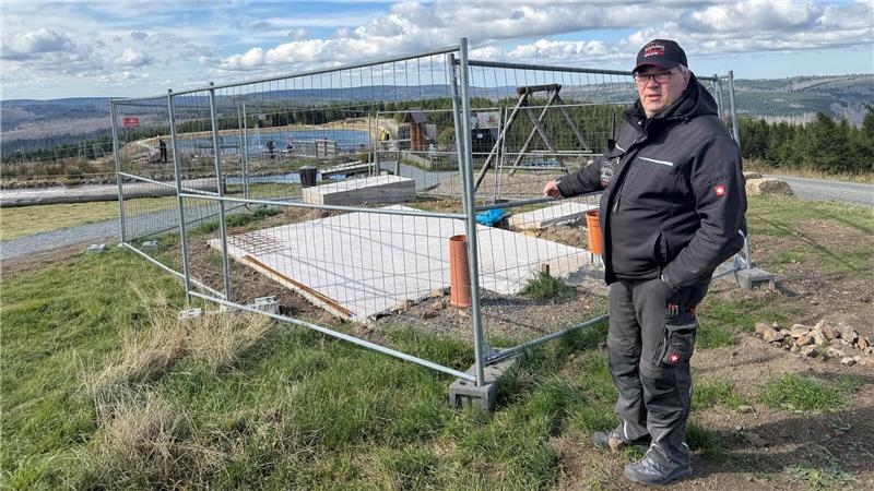 Das Fundament ist bereits gegossen. Anfang Oktober soll mit der Aufstellung des Sky-Divers begonnen werden, der neuen Attraktion der Bergerlebniswelt, wie Betriebsleiter Fabian Brockschmidt mitteilt.