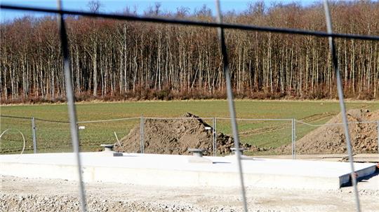 Das Fundament ist von einem Bauzaun umgeben. Auf ihm soll sich demnächst ein rund 57 Meter hoher Stahlgittermast erheben.