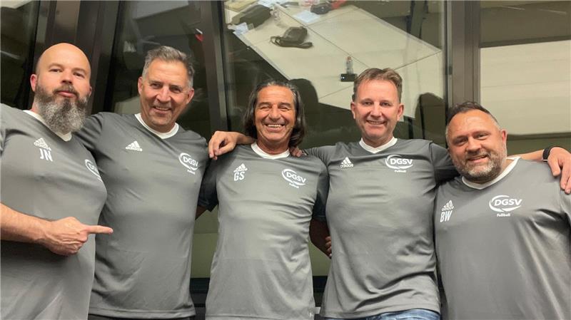 Georg Schnieders aus Goslar wird Fußball-Bundestrainer Das Funktionsteam der Gehörlosen-Nationalmannschaft im Gruppenbild.